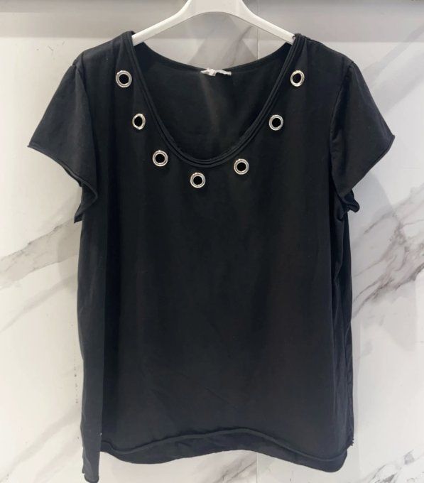 T-shirt rivet
