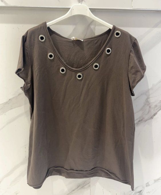 T-shirt rivet
