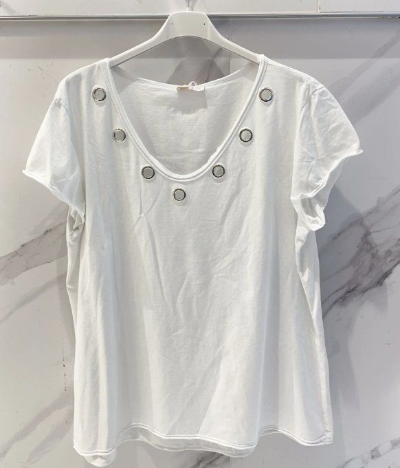 T-shirt rivet