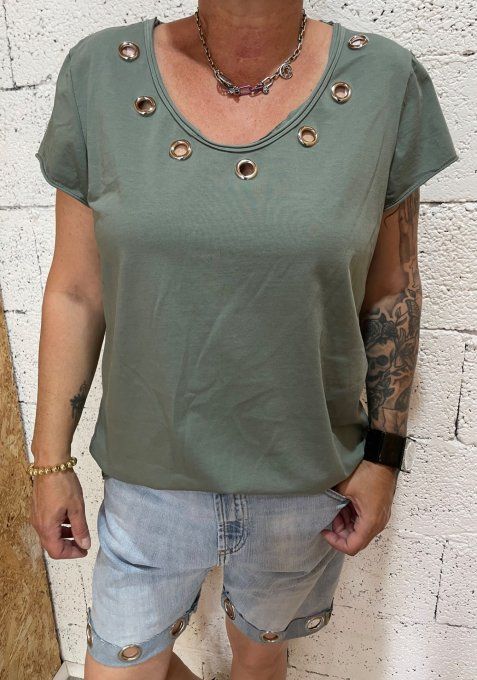 T-shirt rivet